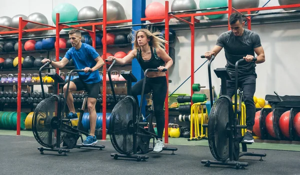 Atleten doen luchtfiets indoor — Stockfoto