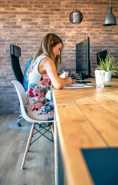 Femme d'affaires travaillant au bureau — Photo