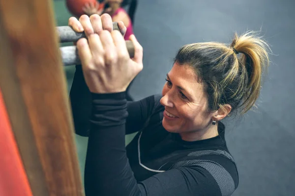 Sportlertraining Hängt Fitnessstudio Wirbelbrett — Stockfoto