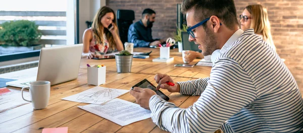 Joven Empresario Que Trabaja Una Oficina Coworking Con Sus Colegas — Foto de Stock