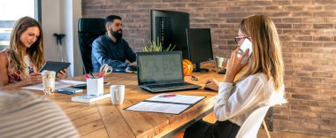 İş yerinde çalışan gençler.