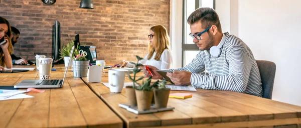 Joven Empresario Que Trabaja Una Oficina Coworking Con Sus Colegas — Foto de Stock