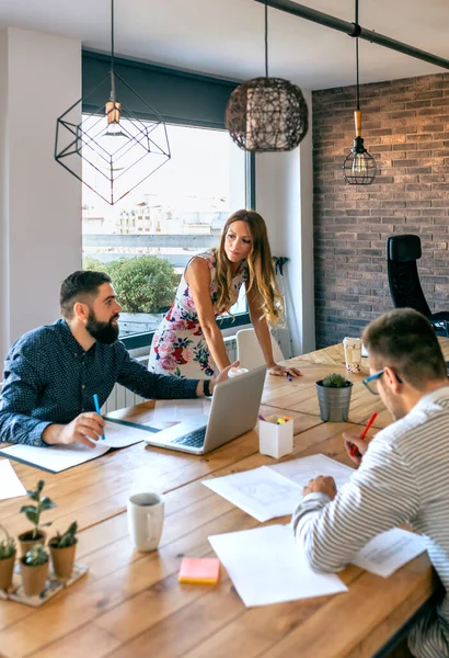 Jefa Supervisando Una Reunión Trabajo Oficina — Foto de Stock