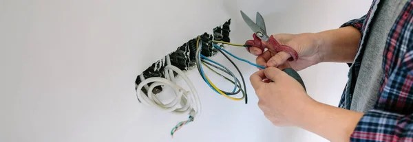 家の電気インストールに取り組んでいる認識できない女性電気技師 — ストック写真
