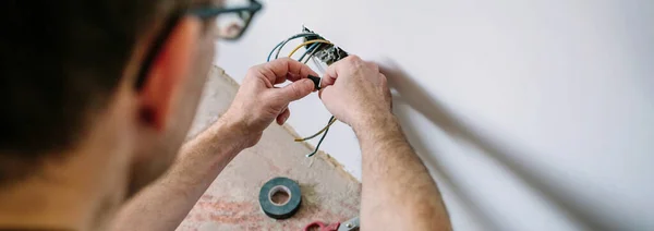 Unbekannter Männlicher Elektriker Wickelt Kabel Mit Klebeband Elektroinstallation Eines Hauses — Stockfoto