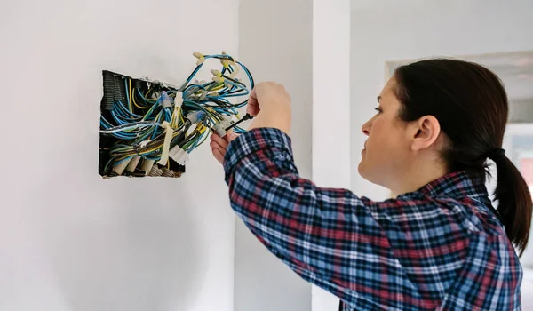 Eletricista Feminina Trabalhando Instalação Elétrica Uma Casa — Fotografia de Stock