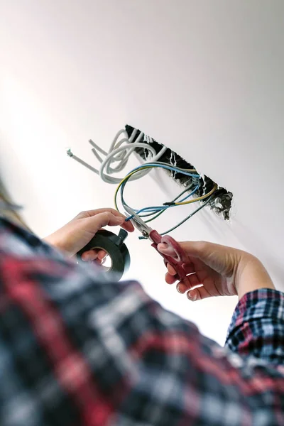 Nerozpoznatelná Žena Elektrikář Řezání Kabelů Elektrické Instalaci Domu — Stock fotografie