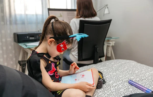 Little Girl Drawing Disguise While Her Mother Teleworking Bedroom — Stock Photo, Image