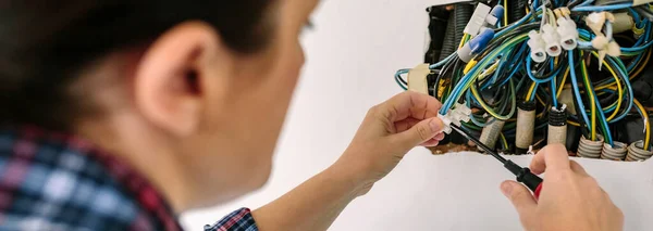 Electricista trabajando en la instalación eléctrica de una casa — Foto de Stock