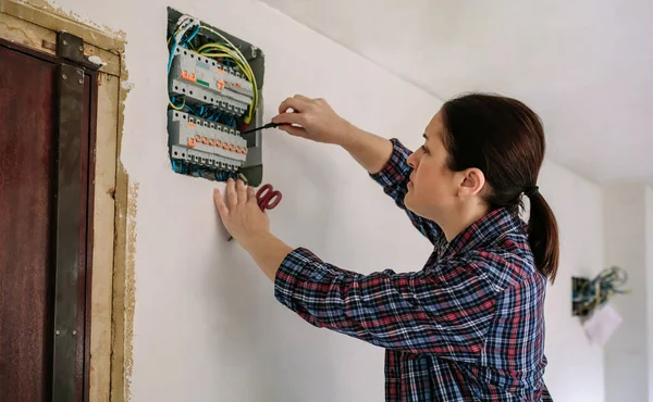 Electricista trabajando en el panel de distribución de una casa — Foto de Stock