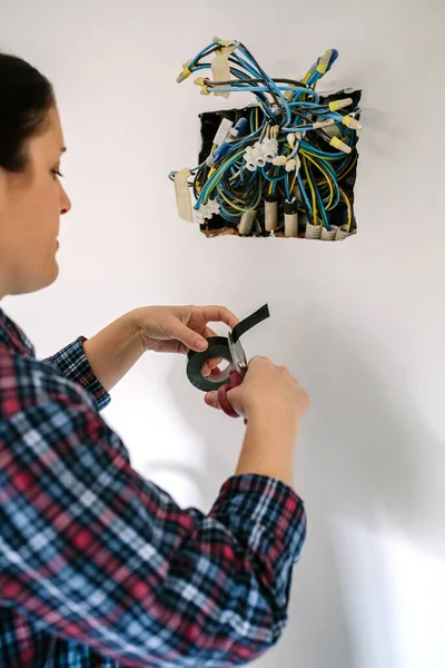 Electricista trabajando en la instalación eléctrica de una casa —  Fotos de Stock