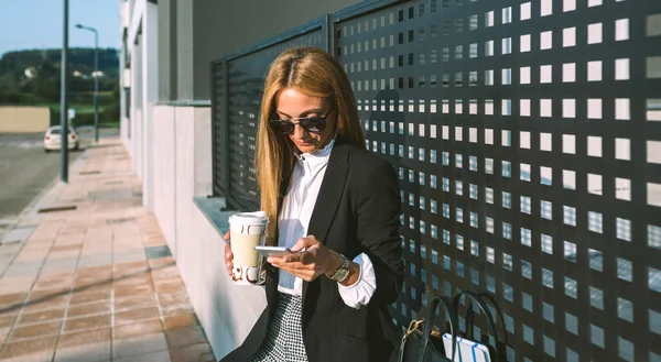 Empresária usando celular e beber café — Fotografia de Stock