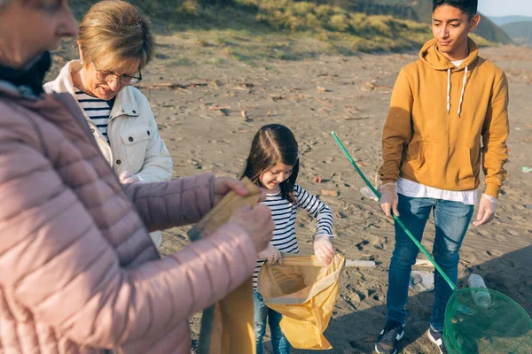 Volontaires se préparant à nettoyer la plage — Photo