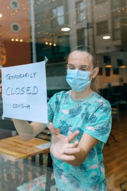 Coronavirus kapama işareti koyan kadın.