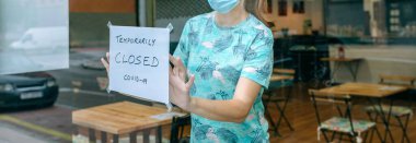Coronavirus kapama işareti koyan kadın.