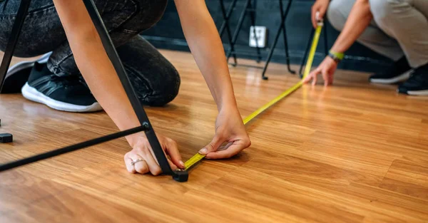 Unerkennbare Arbeiter messen soziale Distanz auf dem Fußboden — Stockfoto