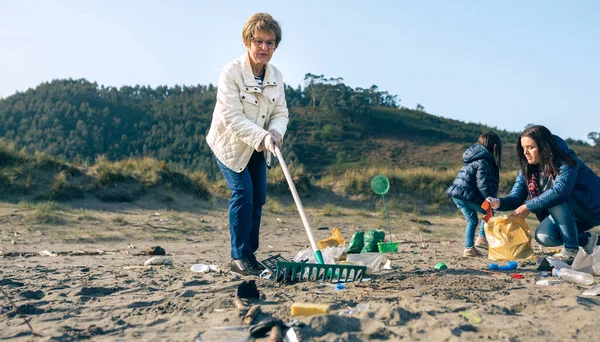 Mujeres voluntarias limpiando la playa — Foto de Stock