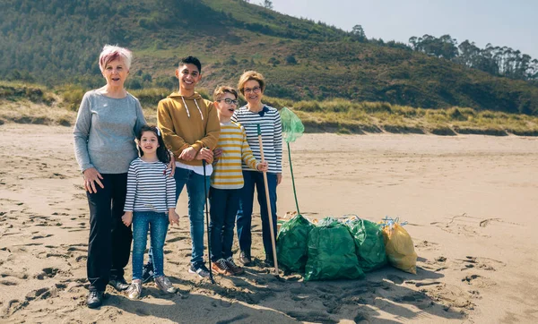 Wolontariusze pozowali po sprzątaniu plaży — Zdjęcie stockowe