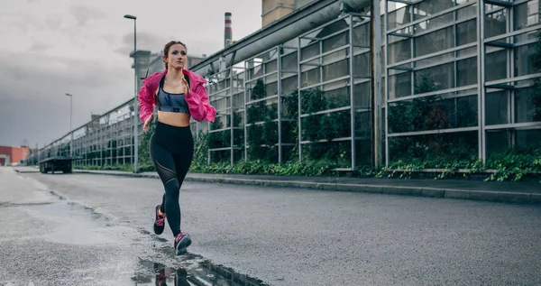 Deportiva corriendo en una zona industrial — Foto de Stock