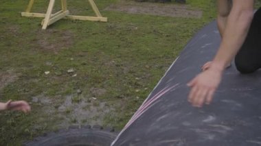 Engelli bir pistteki kadın davula tırmanıyor