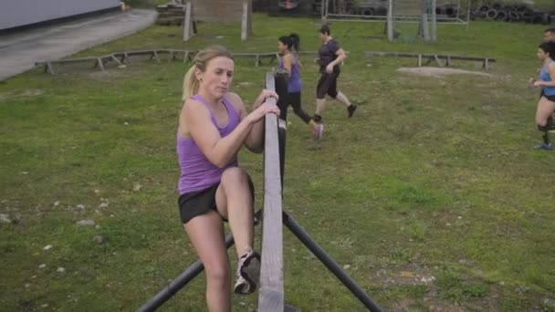 Teilnehmer an Hindernisparcours-Kletterwand — Stockvideo