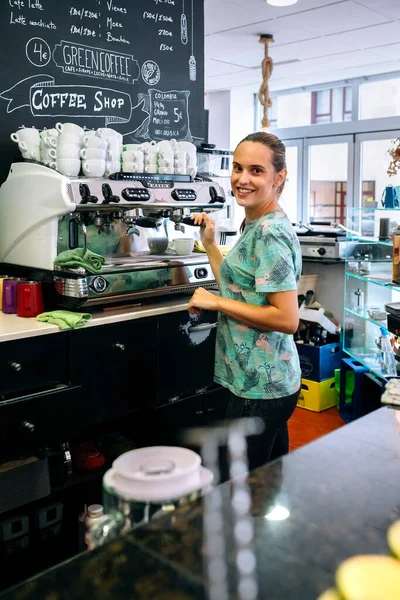 Femme barista préparation machine à café — Photo