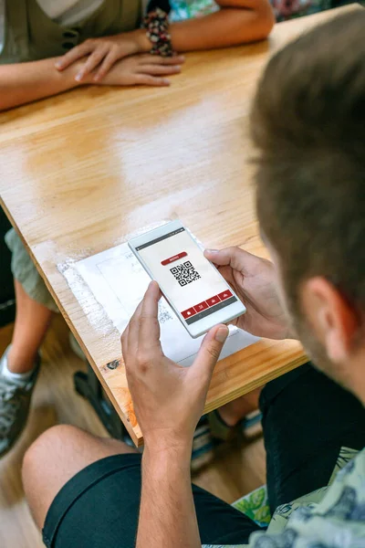 Man scanning restaurant menu QR code — Stock Photo, Image