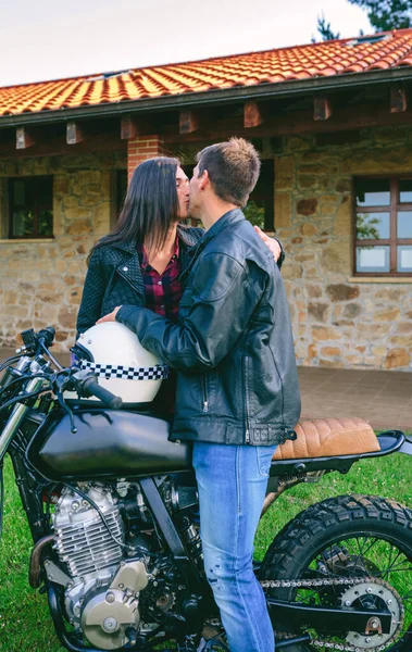 Paar küsst sich mit benutzerdefinierten Motorrad — Stockfoto