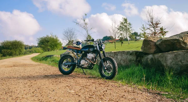 Moto personalizzata parcheggiata sulla strada — Foto Stock