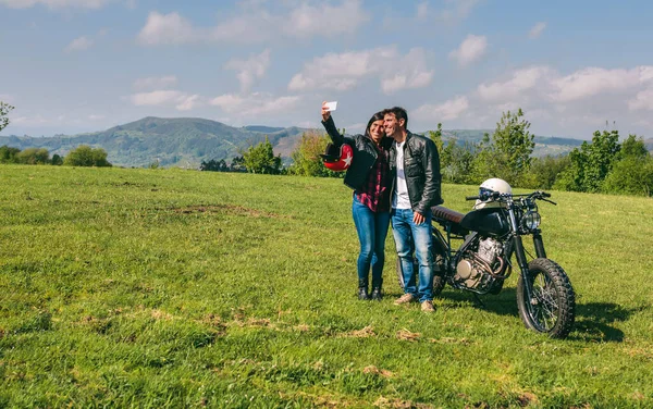 Coppia che si fa un selfie con una moto — Foto Stock