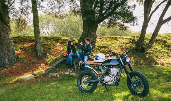 一对夫妇休息从摩托车旅行拍摄照片 — 图库照片