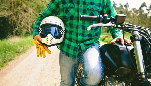 Hombre posando con motocicleta, casco y guantes — Foto de Stock