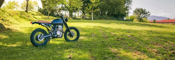 Motocicleta personalizada estacionada en el campo — Foto de Stock