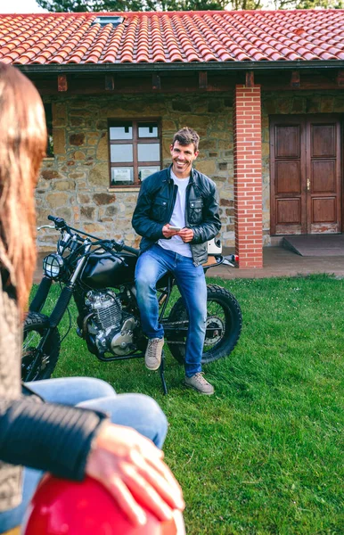 Hombre sentado en una moto personalizada — Foto de Stock