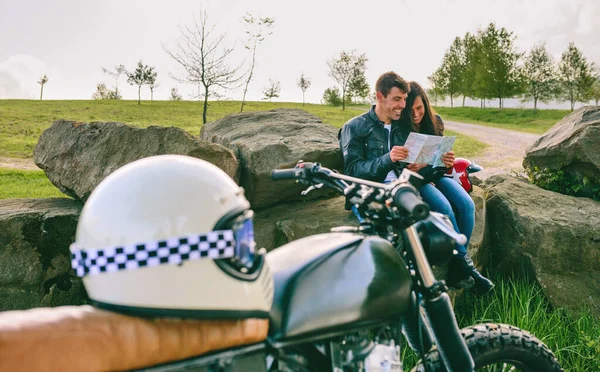 カップル座って地図を見てオートバイ — ストック写真