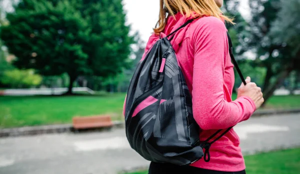 Onherkenbare sportvrouw met rugzak die naar de sportschool gaat — Stockfoto