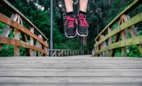 Athlete woman feet jumping outdoors — Stock Photo, Image