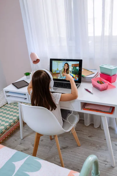 Girl at home receiving online class from her teacher — Stock Photo, Image