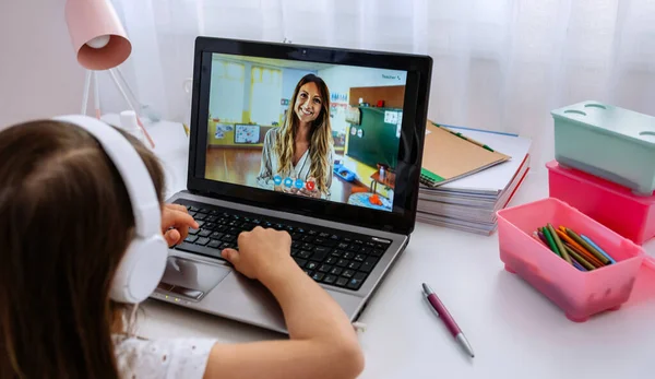 Laptop com aula de ensino de professores via videoconferência — Fotografia de Stock
