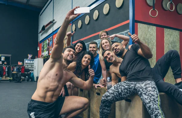 Atletas tirando uma selfie com o celular no ginásio — Fotografia de Stock