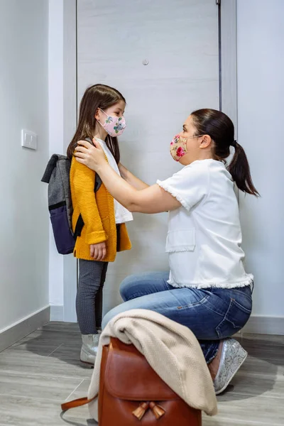 Madre aconsejando a su hija sobre las precauciones del coronavirus — Foto de Stock
