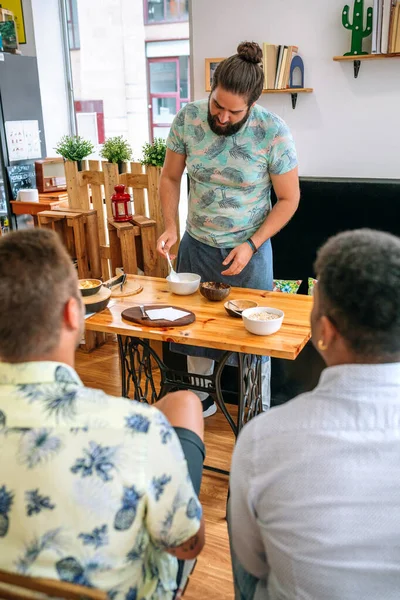 Cocinero joven dando un taller de cocina — Foto de Stock