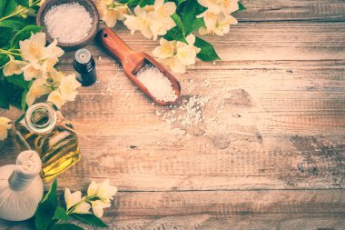 Yasemin çiçekleri ve uçucu yağ ile Spa ayarı. Sağlık kavramı, üstten görünüm