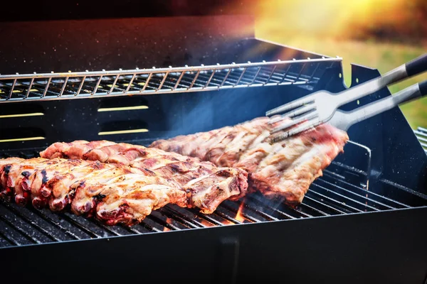スペアリブは 夏の屋外のバーベキュー グリルで調理 バーベキュー パーティーと料理の背景 — ストック写真