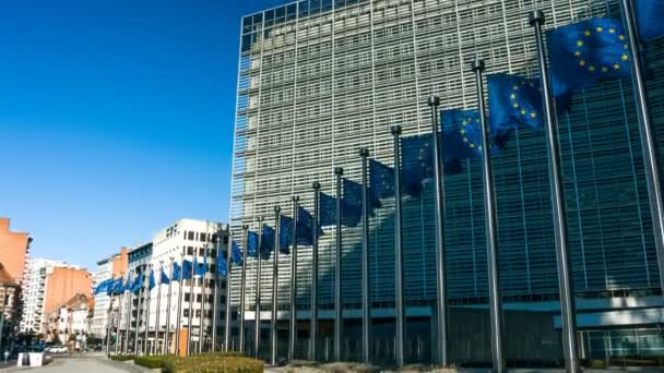 Флаги ЕС перед Еврокомиссией — стоковое видео