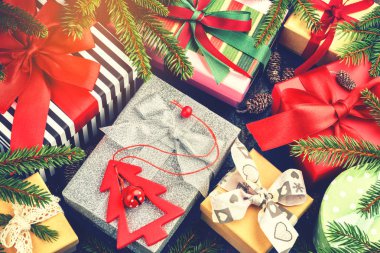 Noel tatili ile ayarlama kutuları ve şenlikli dekorasyon sunar