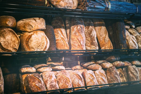 素朴なパン屋さんの焼きたてのパン 食べ物や飲み物の背景 — ストック写真