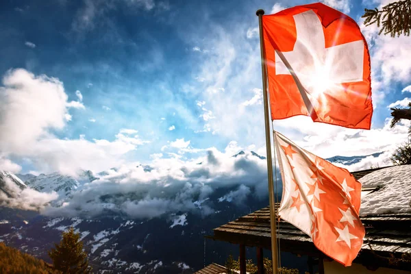 Winterlandschaft Mit Berggipfeln Und Schweizer Flagge Hintergrund Natur — Stockfoto