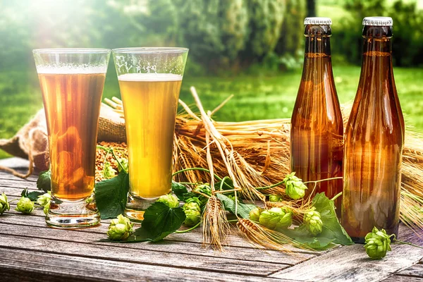 Copos Com Cerveja Fresca Ambiente Rústico Fundo Para Alimentos Bebidas Fotos De Bancos De Imagens