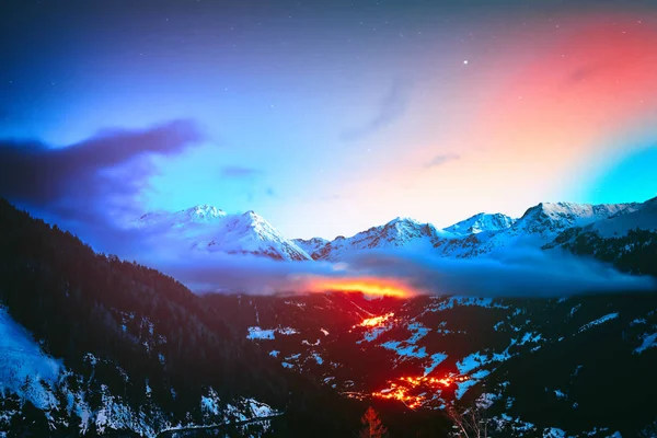 Vista Noturna Sobre Picos Nevados Das Montanhas Saint Luc Alpes Imagens De Bancos De Imagens Sem Royalties
